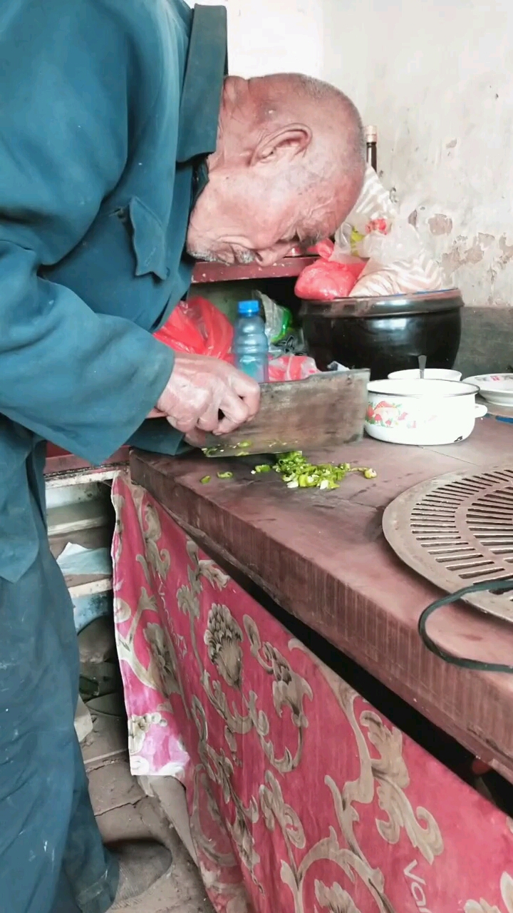 80多岁的老爷爷,每天都给残疾的孙女做饭!愿老人家一生平安!