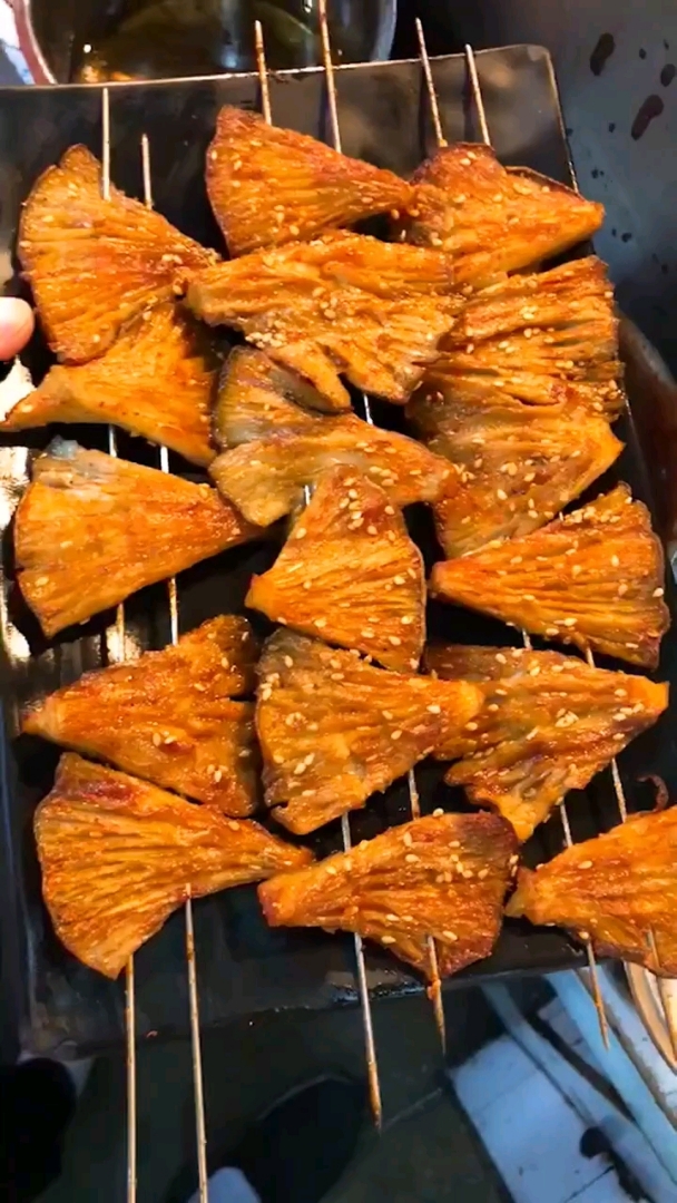 新烤的鲜蘑配上辣酱,味道好极了