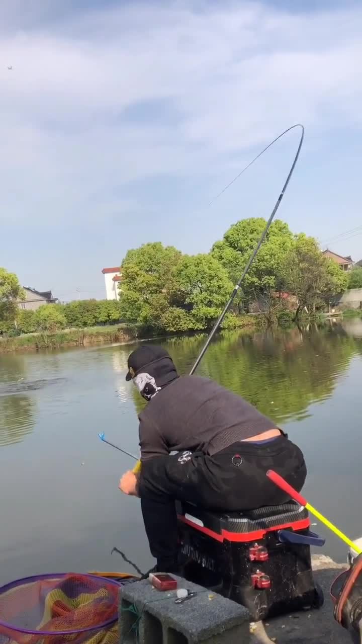 兄弟们,我已经抵达昨日钓点,可是老板不给我钓了