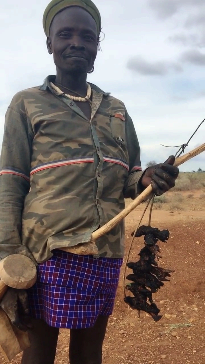 当地土著人抓老鼠,今天收获不错