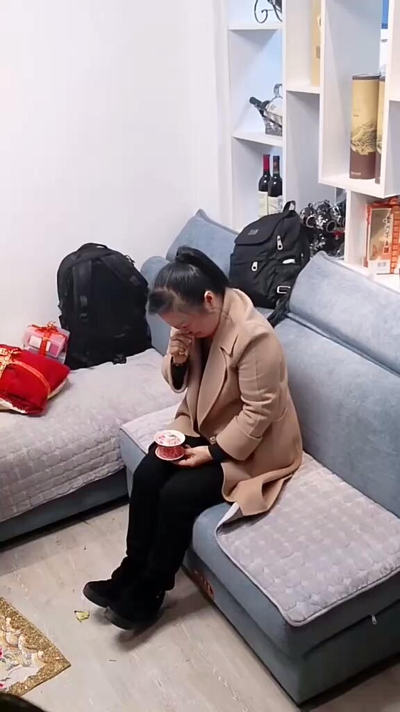 女儿出嫁,妈妈没有忍住眼泪,这一杯茶酸甜苦辣咸,多多孝敬含辛茹苦