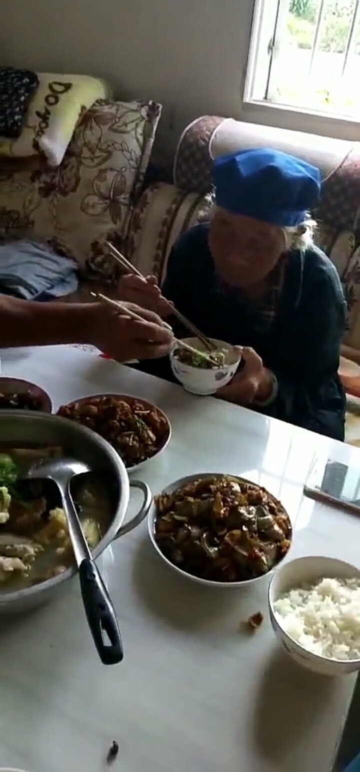 父亲多年来一直用行动教我孝道,给奶奶夹菜,一个不起眼的动作,但一直
