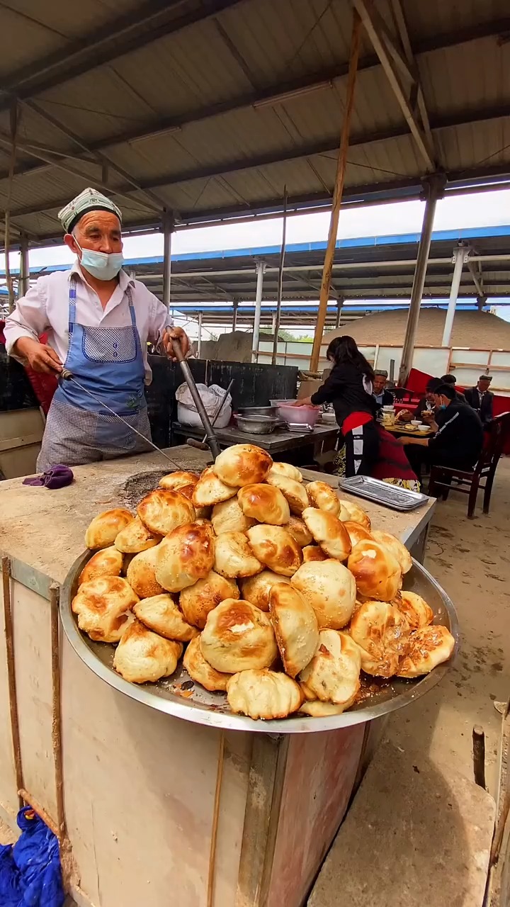 在新疆这么大的烤包子5块1个,你觉得贵吗?