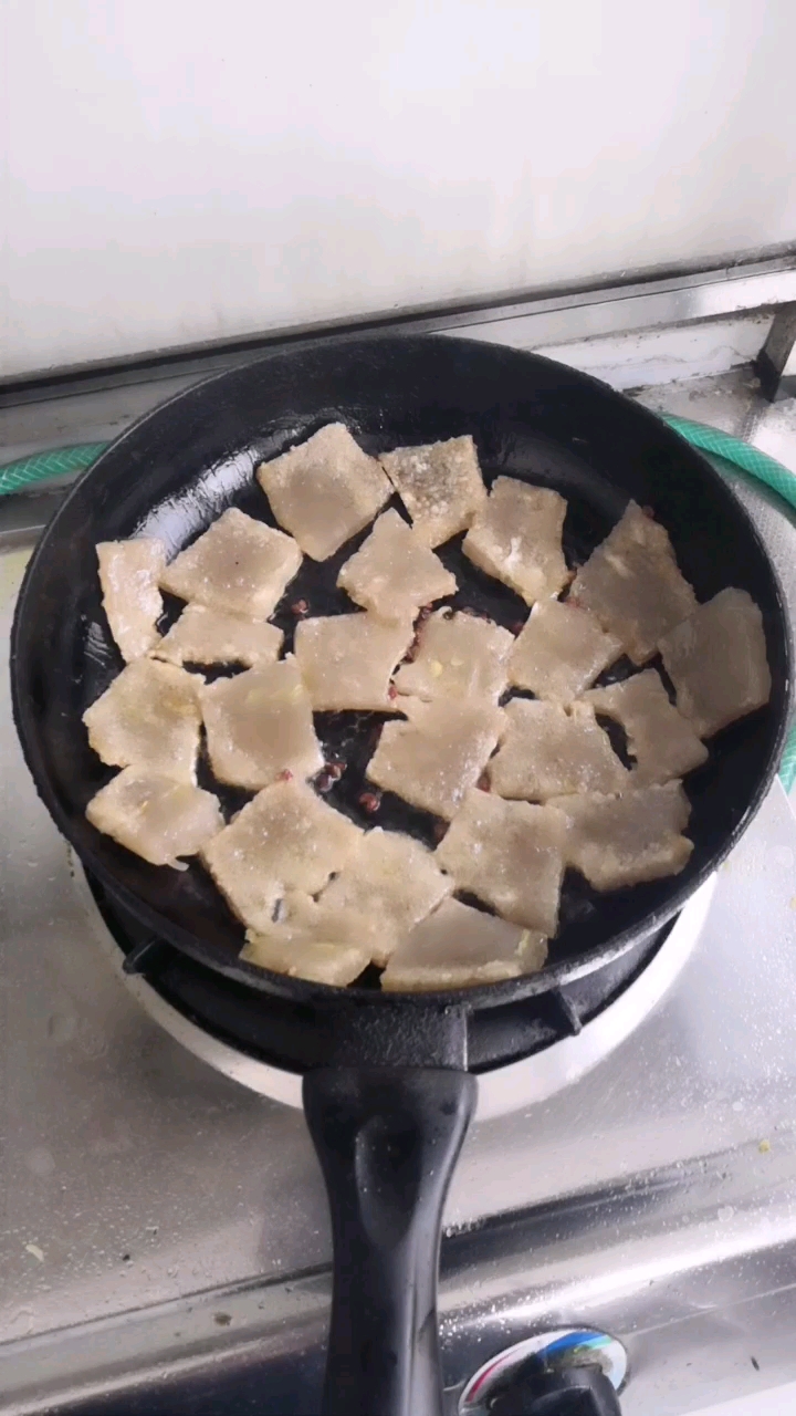 生煎皮渣:皮渣切薄片,油锅煎至两面焦黄,下花椒及干辣椒段,姜沫翻炒