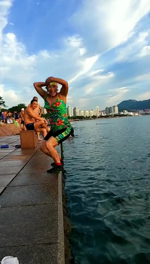 大妈水边玩花式跳水,不料直接翻车,这下水姿势真是搞笑!