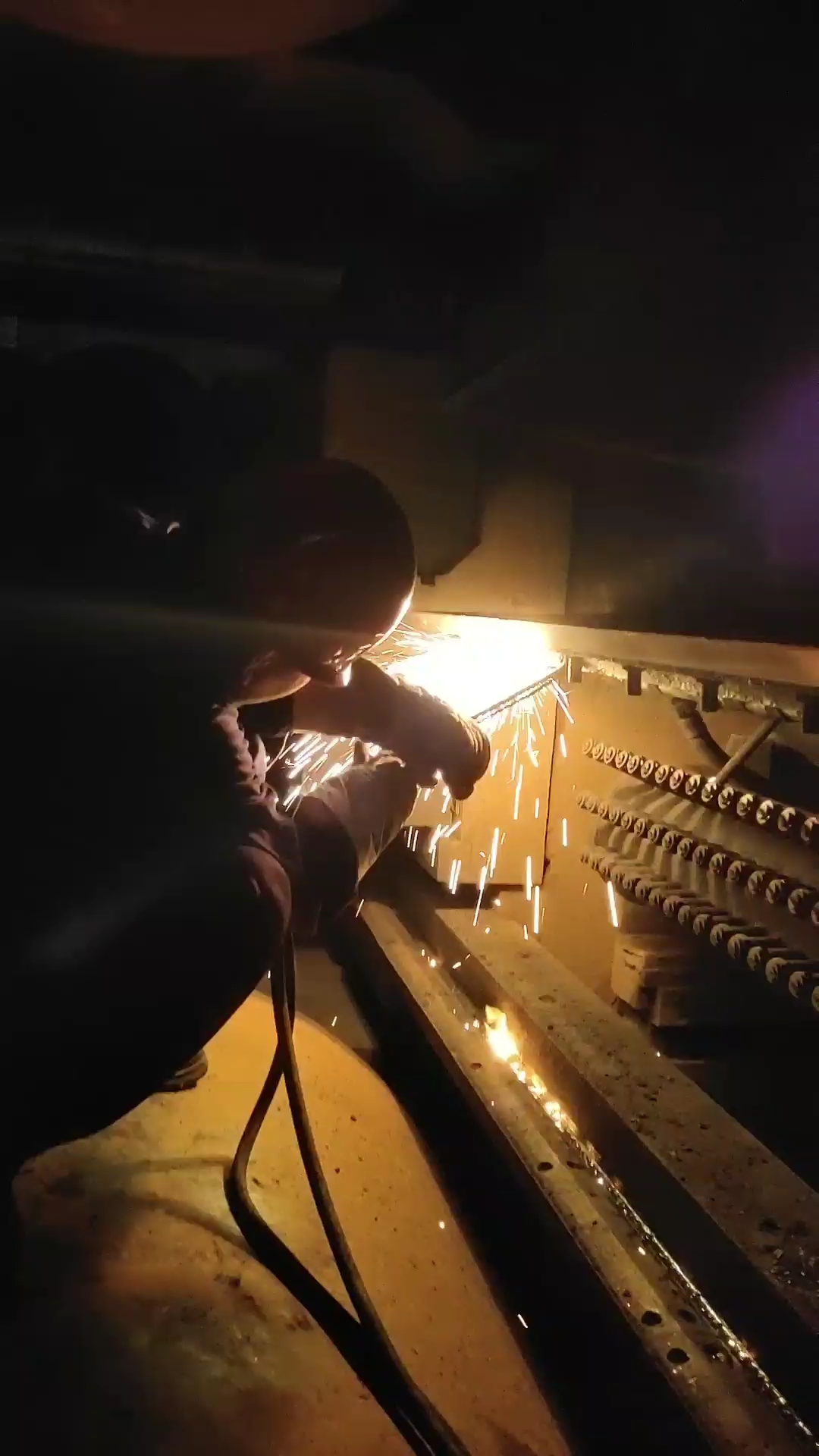 火花四溅的加班!没完没了的干活!