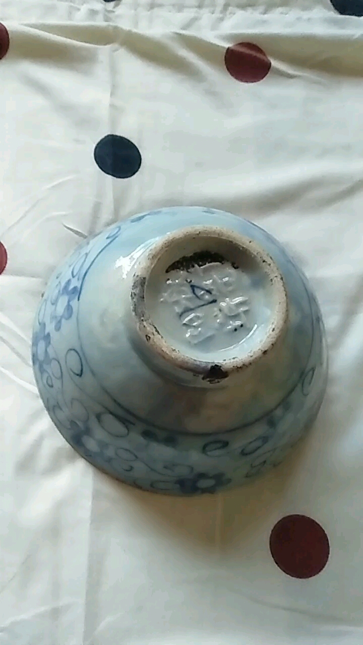 这是一只老碗,大概是二三十年代的碗.