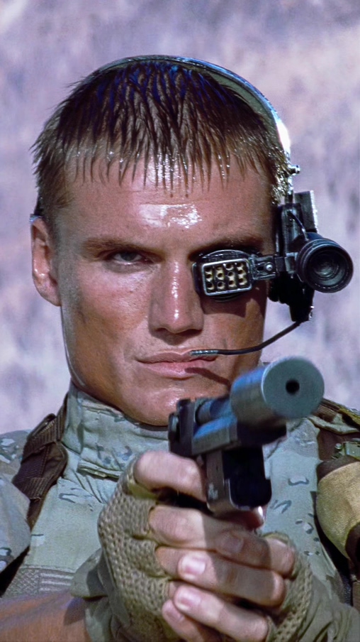 动作明星#这就是敢死队里面那个拿大片刀把人钉墙上那位明星.