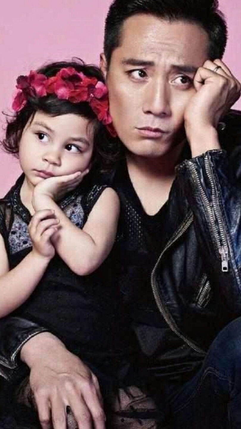 街拍美女#刘烨晒和女儿霓娜合照,小美女太有名模范了