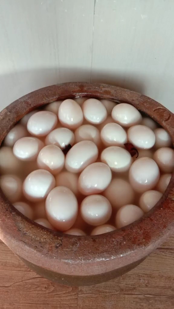 老妈又腌了一缸咸鸭蛋,放一样东西,腌出的鸭蛋个个冒油!