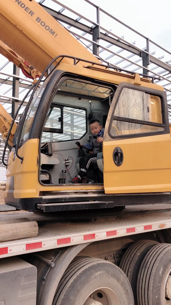 大宝来开吊车啦……看看向样吗?