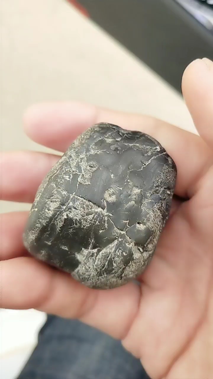 少之又少的滦河黑珍珠一块,缺点裂痕较多