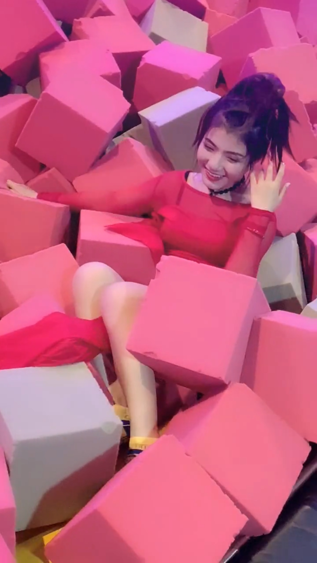 热门蹦床公主抱#小姐姐有点害羞了