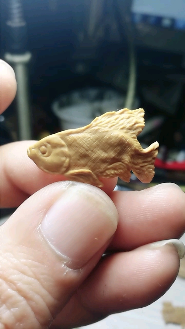 优秀如我#核桃壳随形雕刻,非常漂亮的神仙鱼,喜欢的朋友关注我吧