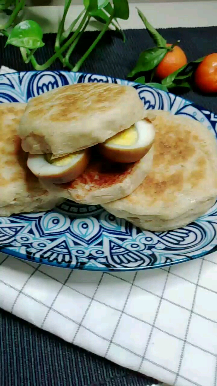 自制家庭美食#自己做的白吉馍夹鸡蛋,这晚餐真是硬壳!