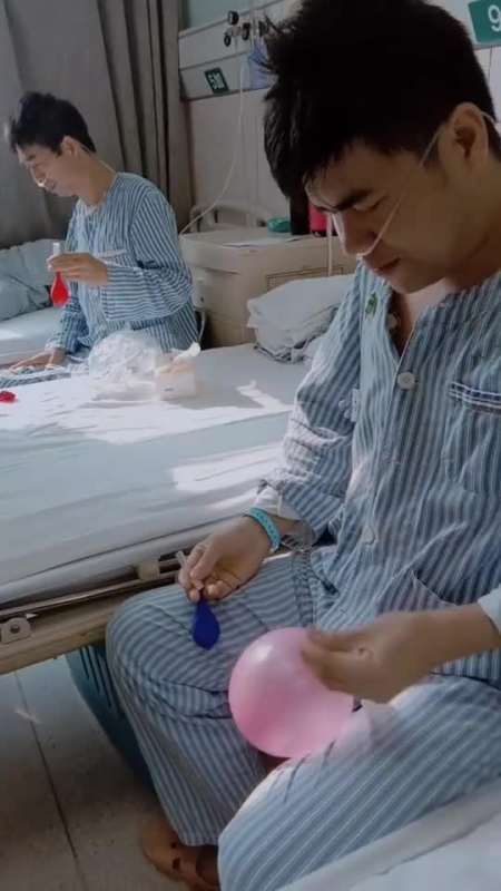 搞笑视频#早日康复早日回家做了手术第二天这么卖力今天恐怕都出院了