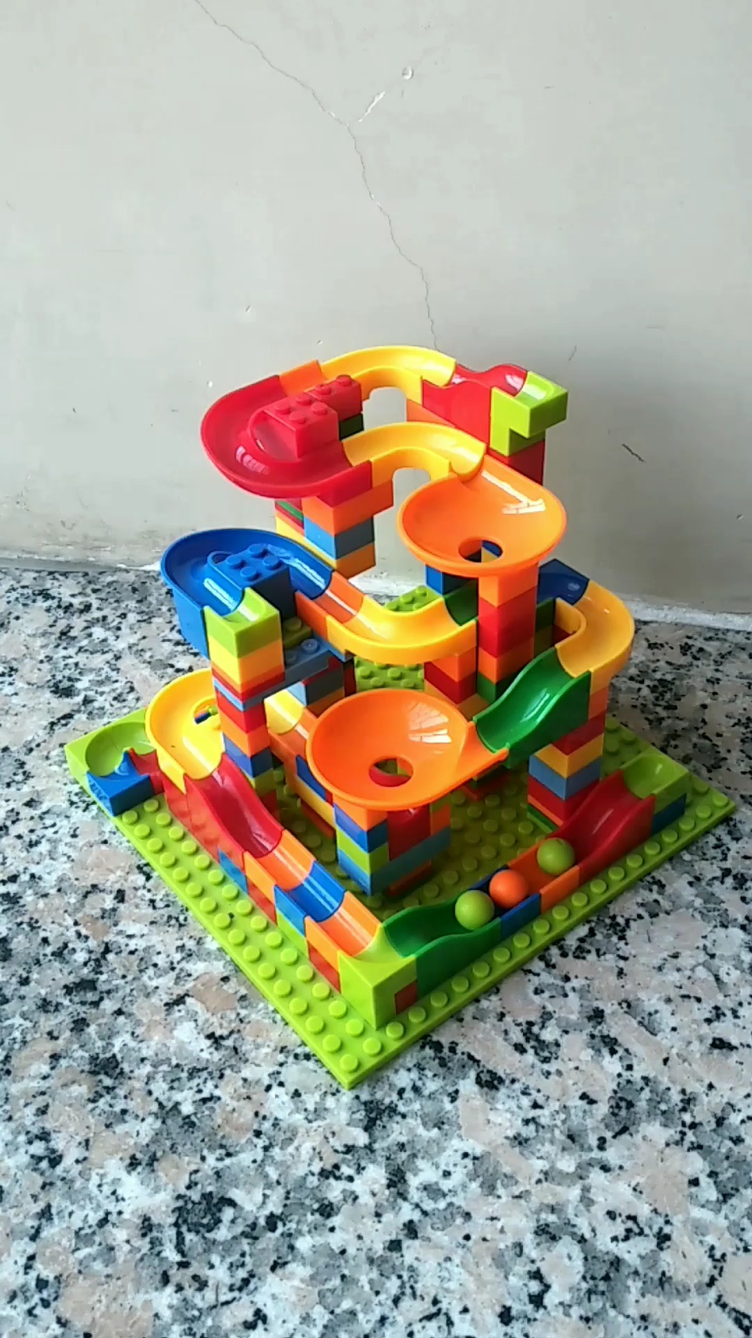 全民好物节百变积木滑道宝宝玩嗨了