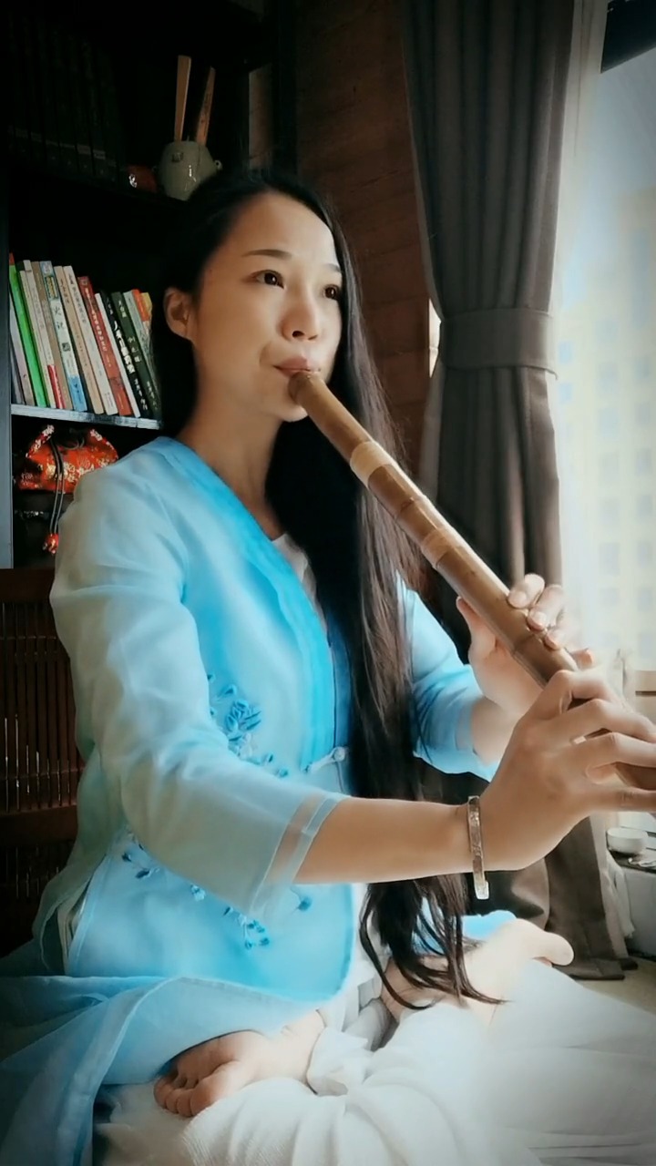 洞箫#美女洞箫清吹《情醉江南雨》,优雅的箫声伴随细细的雨声,缮