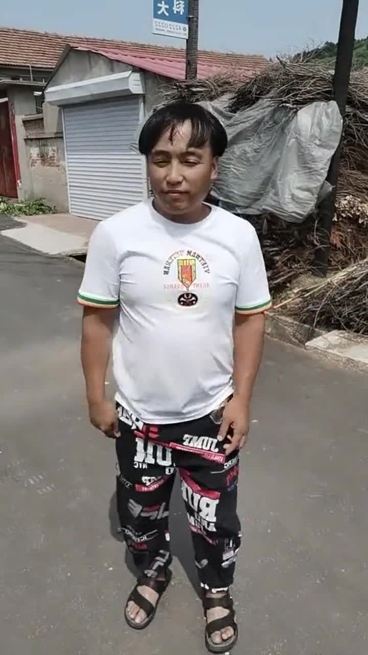 小伙自创甩头舞,就这个技术,去表演能挣钱吗