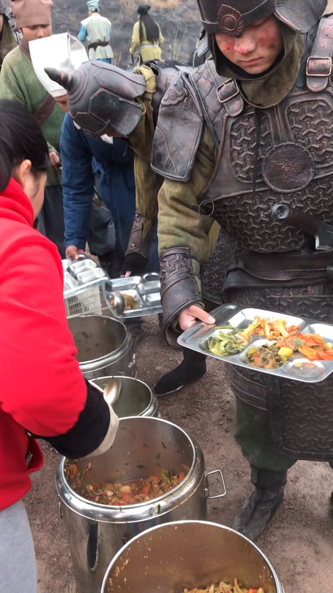 群众演员领盒饭伙食四菜一汤