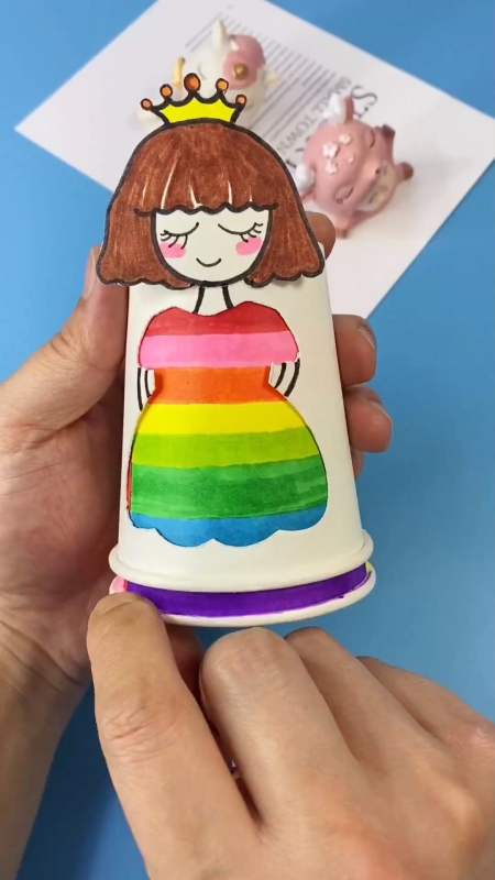 用两个纸杯做一个公主换装玩具吧,小朋友会很喜欢,可以自己设计各种