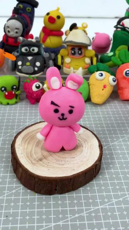 这只粉色的小兔子叫cooky,梦想是变得很强壮,但并不妨碍它可爱