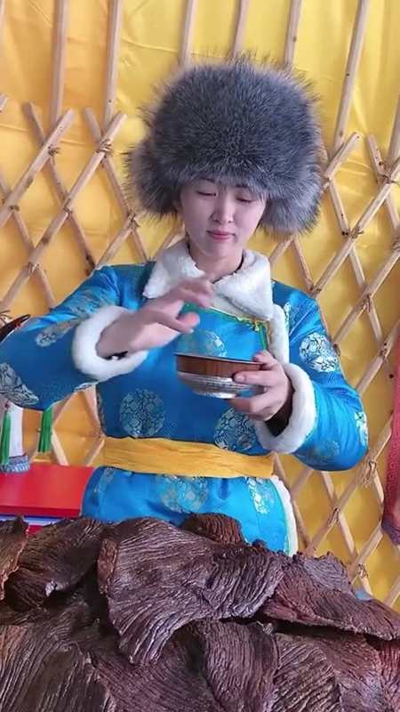 我是草原姑娘没存款家中有两万头牛三百个蒙古包还有吃不完的牛肉干
