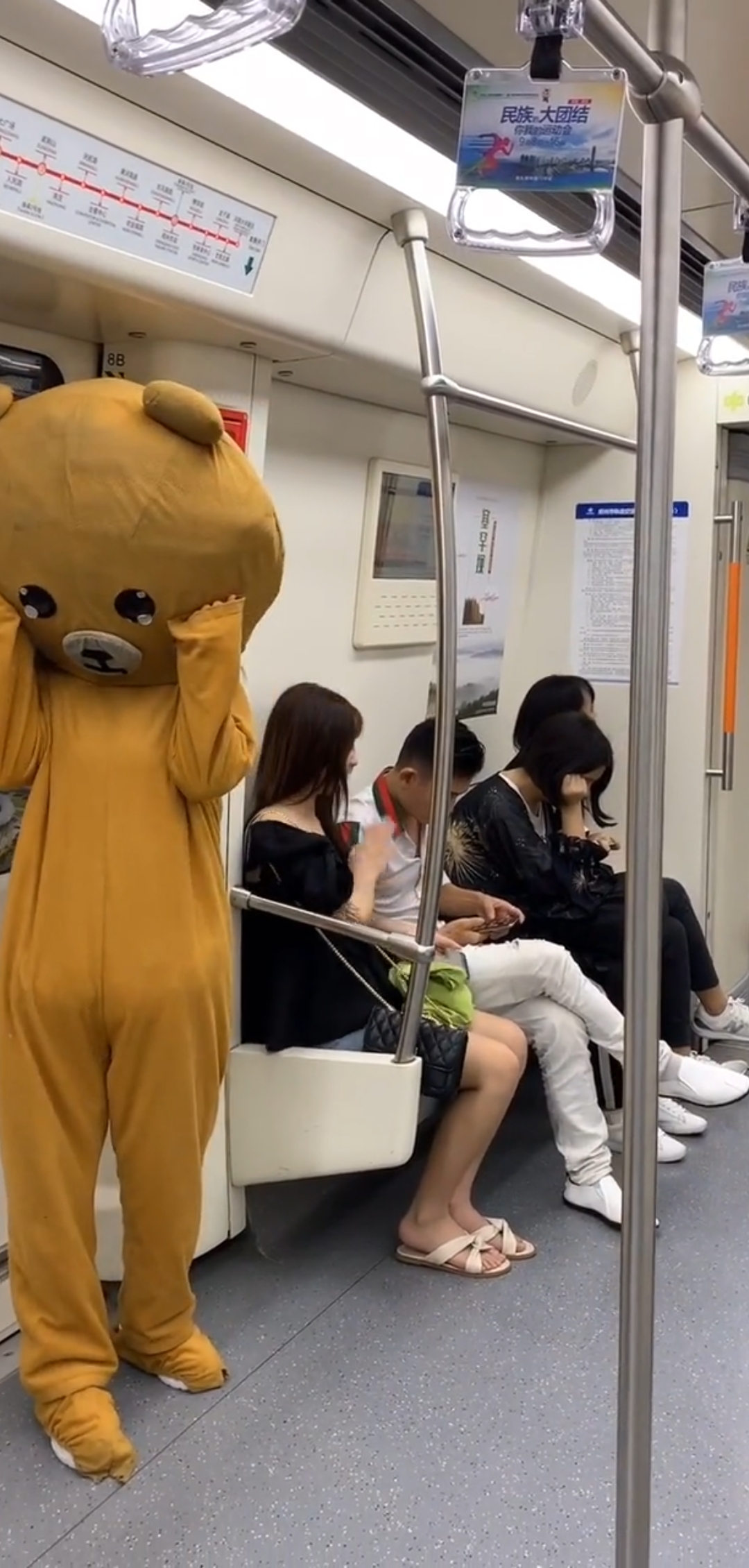 小熊地铁上撩小姐姐遇到皮带炖肉-全民小视频