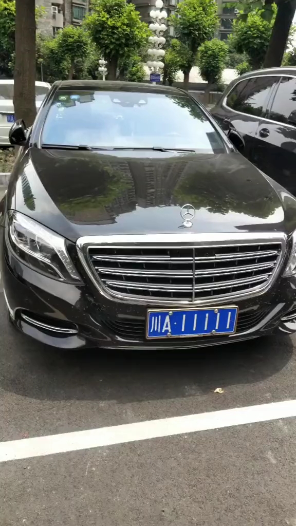 这么好一个车牌上到一个奔驰上面可惜了