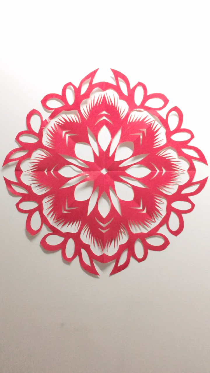 漂亮的花瓣剪纸