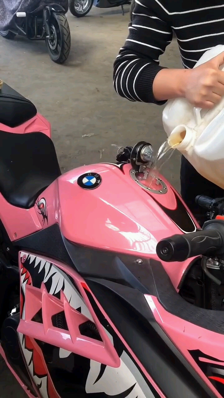 这个粉色系宝马的机车也太酷了吧有喜欢的姐姐吗-度小视