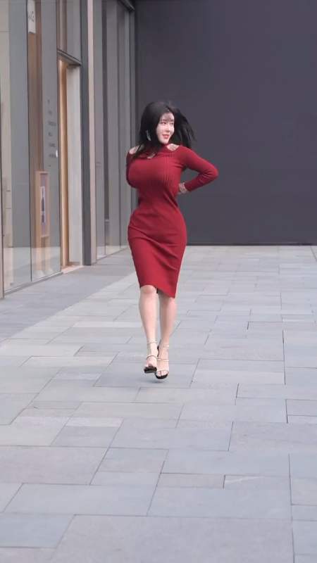 连女生都会羡慕的身材吧猪小七 街拍 穿搭-全民小视频