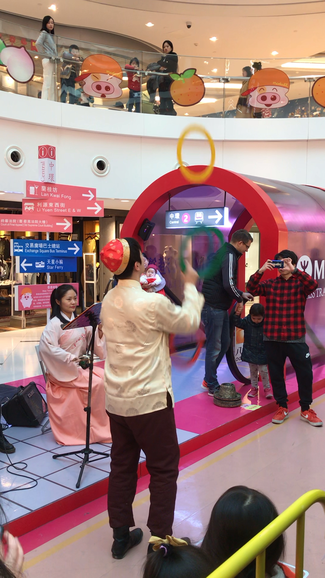 商场表演-抛5个圈不掉地上