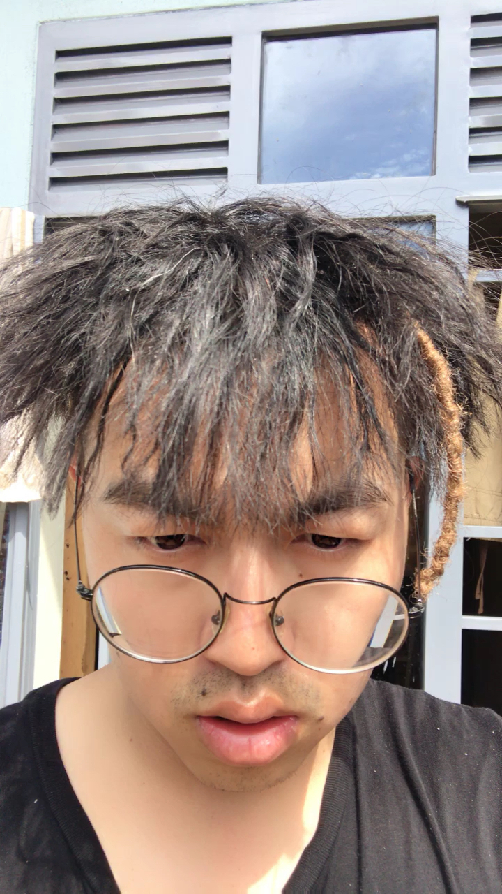 刚拆完脏辫的爆炸头