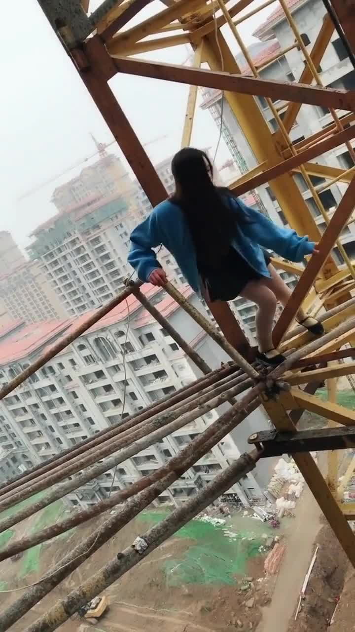 无意中拍到的这一幕,小姐姐穿裙子爬塔吊,真替她担心!