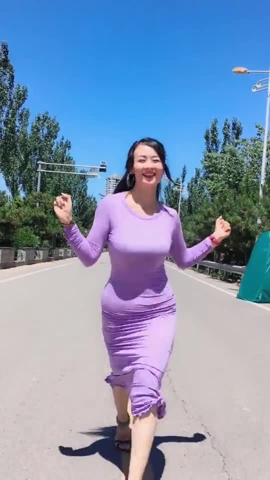 30岁的时尚女人,圆润的身材穿搭有范