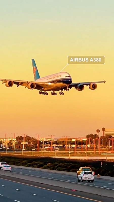 久违的南航a380在洛杉矶机场降落,大胖子依然霸气-度小视