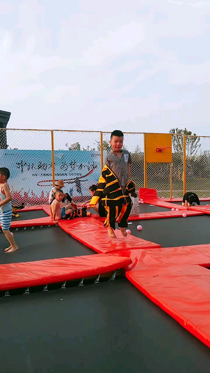 时光游乐园#端午节放假 带宝贝们来玩蹦蹦床