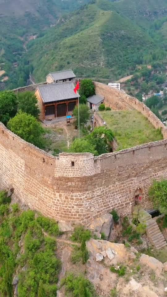大山上的千年石堡寨围墙8米高何人所建有何用意呢