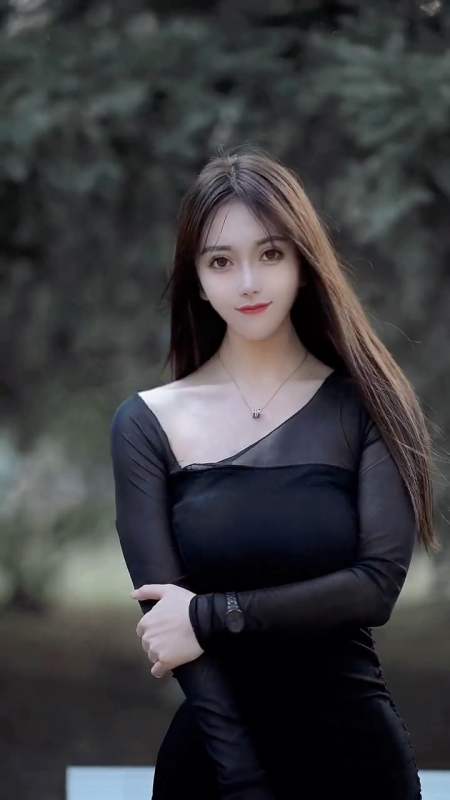 用四个字形容 #气质女神 #颜值美女 #时尚穿搭-度小视