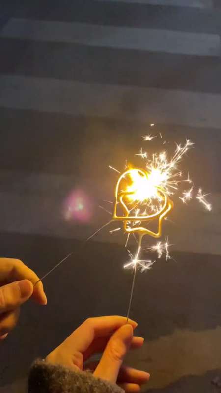一根仙女棒可以燃烧九秒瞬间释放180亿个烟火比银河系的星星还多