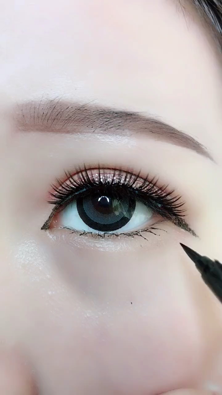 放大双眼的眼睛