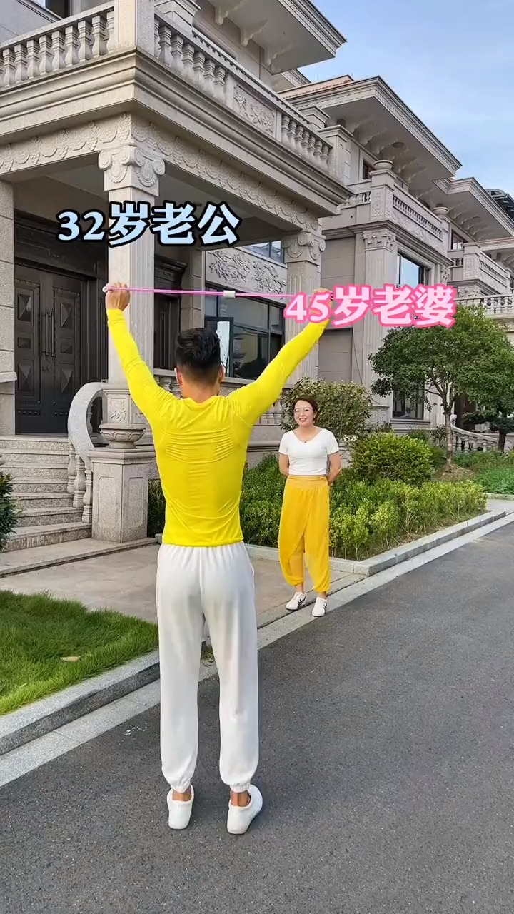 瘦背#大老婆小老公每天一起锻炼,这个动作适合男女老少.-度小视