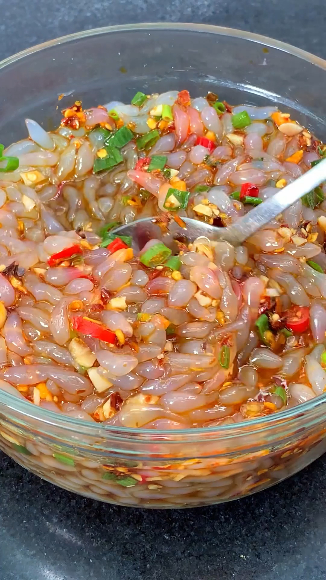 天气越来越热,来碗酸辣漏鱼尝尝吧