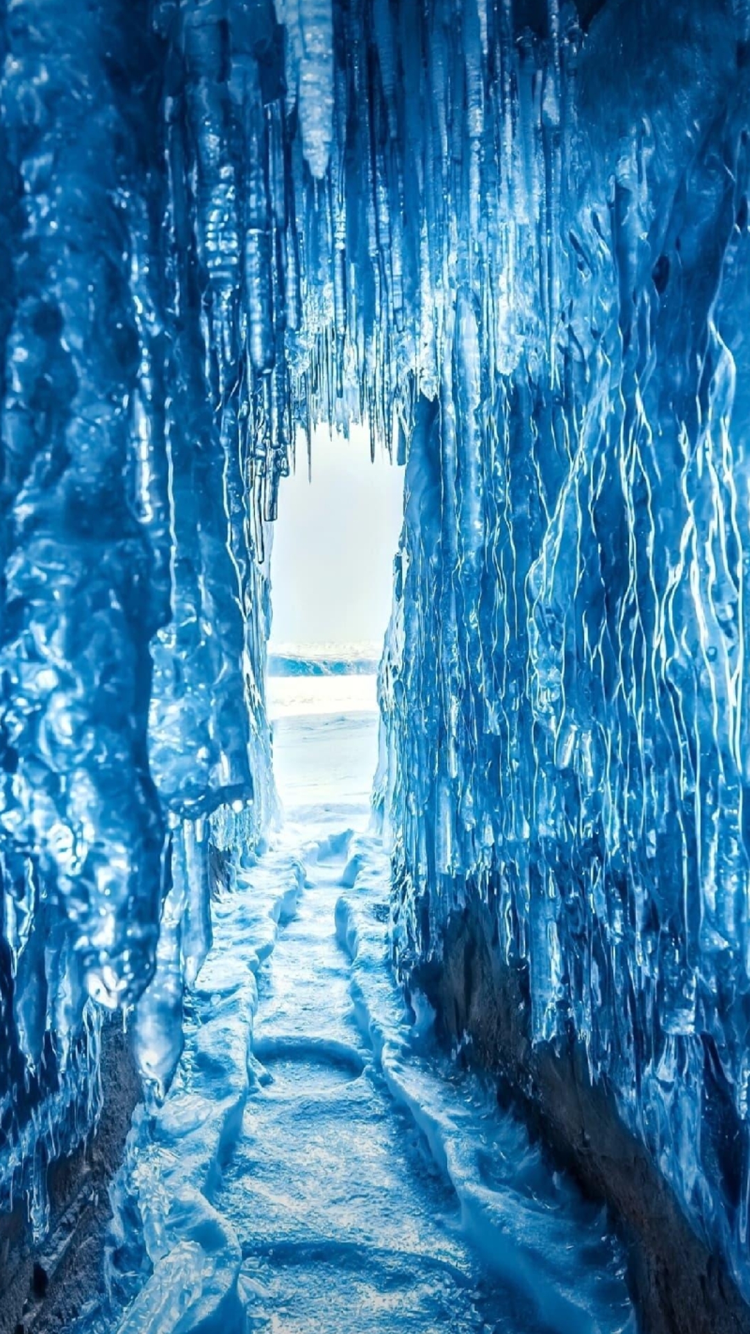 当阳光照射到冰川上时,蓝色的冰洞就回散发出金色的光芒!