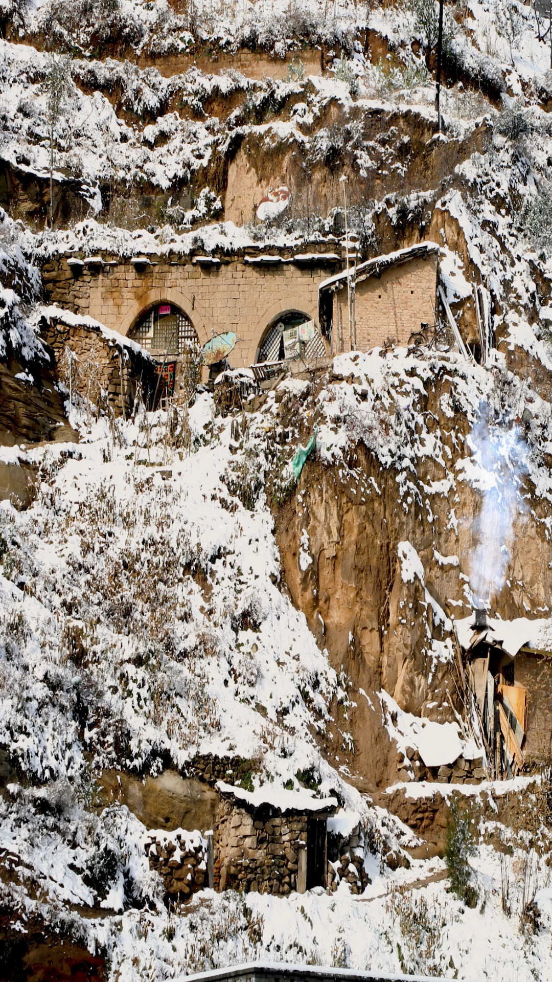 怀旧童年#记得那时下雪我们姊妹四个都在大炕上玩,母亲坐在炕上做