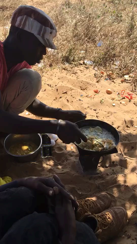非洲人吃大餐 没有豪华的厨房和厨具