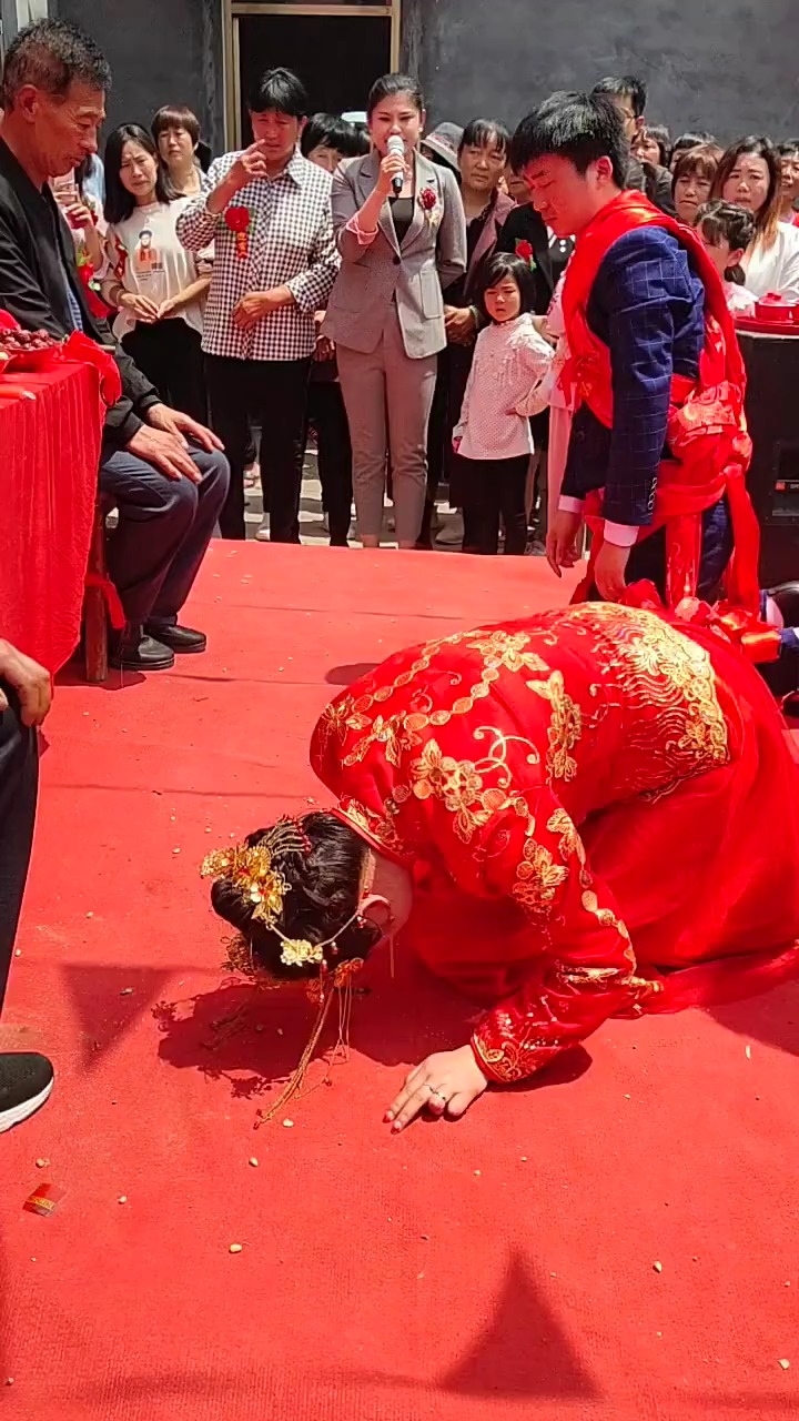 来自河南的美丽姑娘,叩拜父母