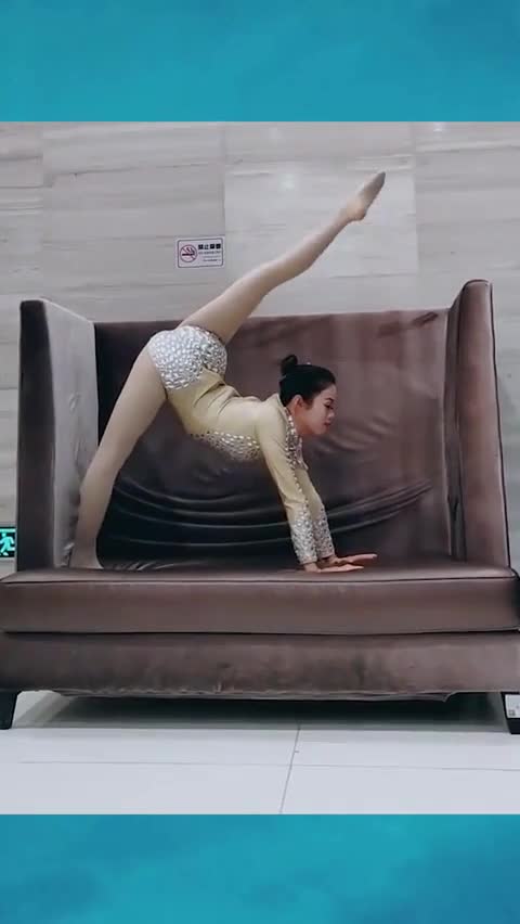 妹子表演杂技柔术,身体柔软让人无法想象,看完实在佩服!