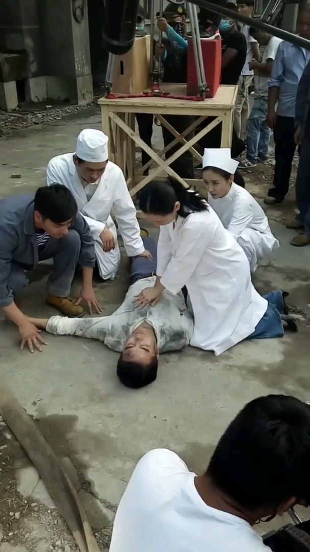 医生急救场面,动作很专业,电视剧拍摄现场
